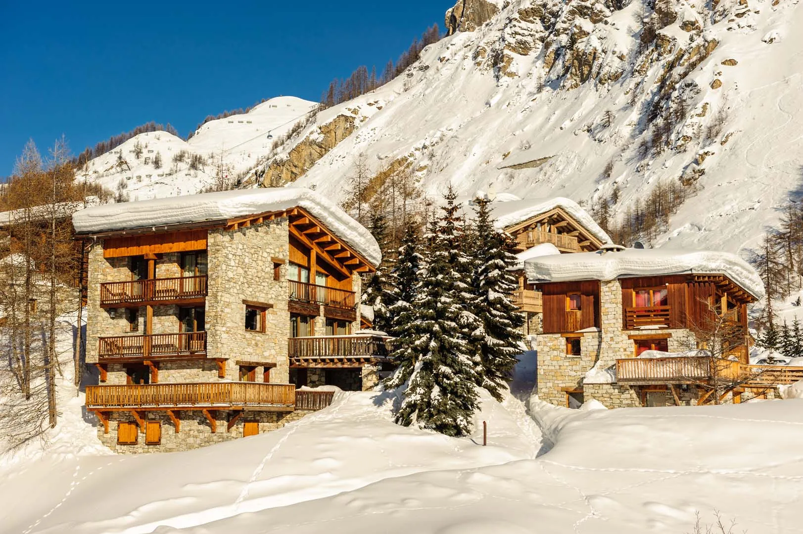 Paysage alpin et village sous la neige